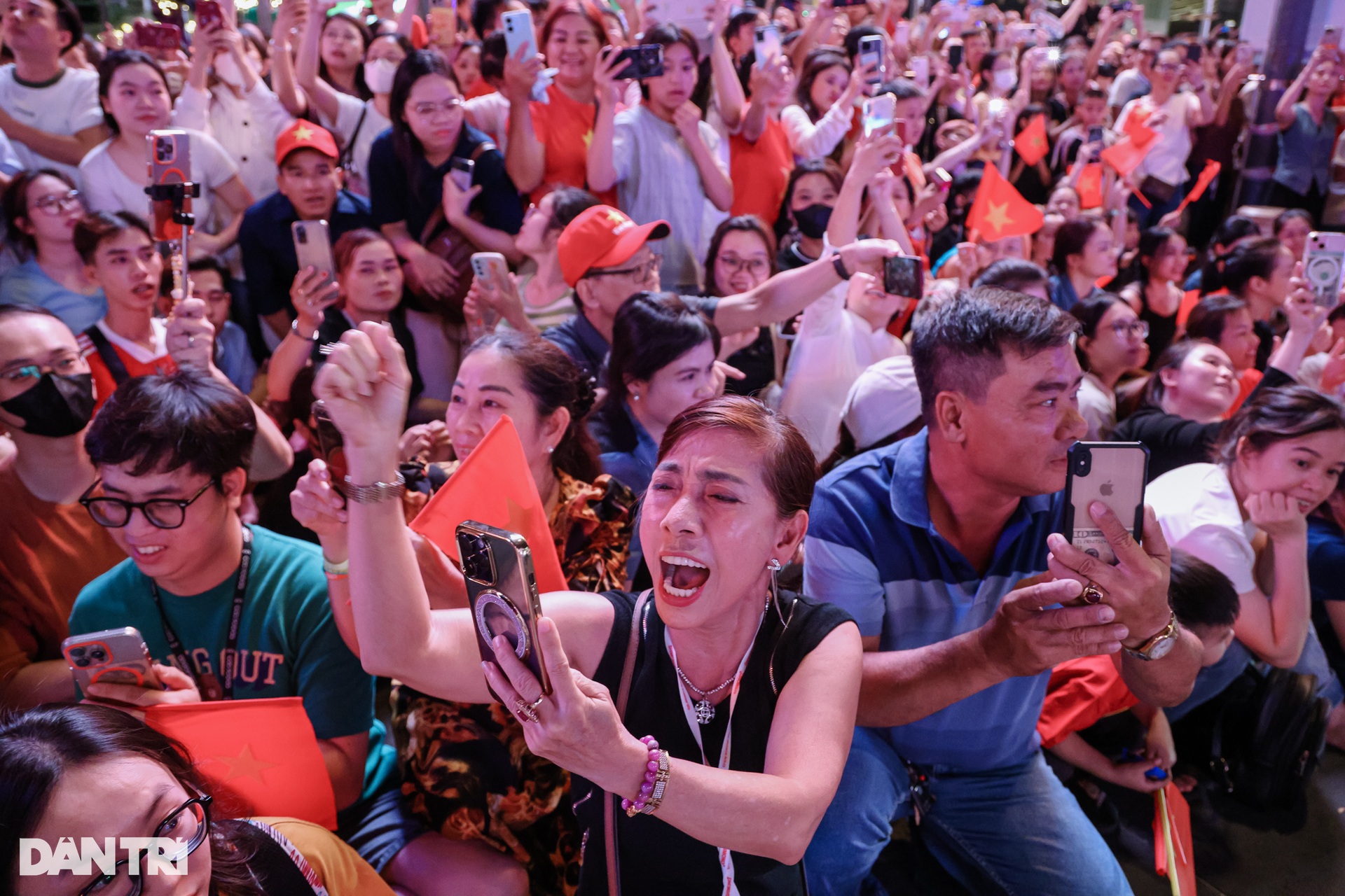 34 kỵ binh diễu hành, giao lưu với người dân trên phố đi bộ Nguyễn Huệ - 17 34 kỵ binh diễu hành, giao lưu với người dân trên phố đi bộ Nguyễn Huệ - 17