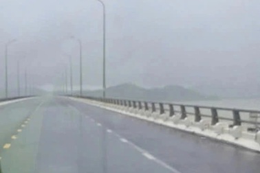 Xe thiết giáp, máy bay không người lái được huy động vào tâm bão Kalmaegi