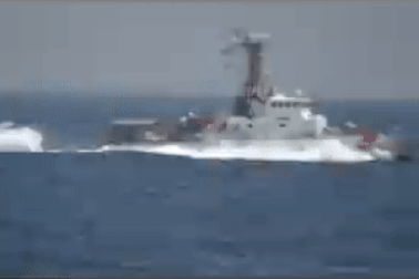 Mỹ tung video vụ chạm trán với tàu Iran, "tố" Tehran áp sát nguy hiểm