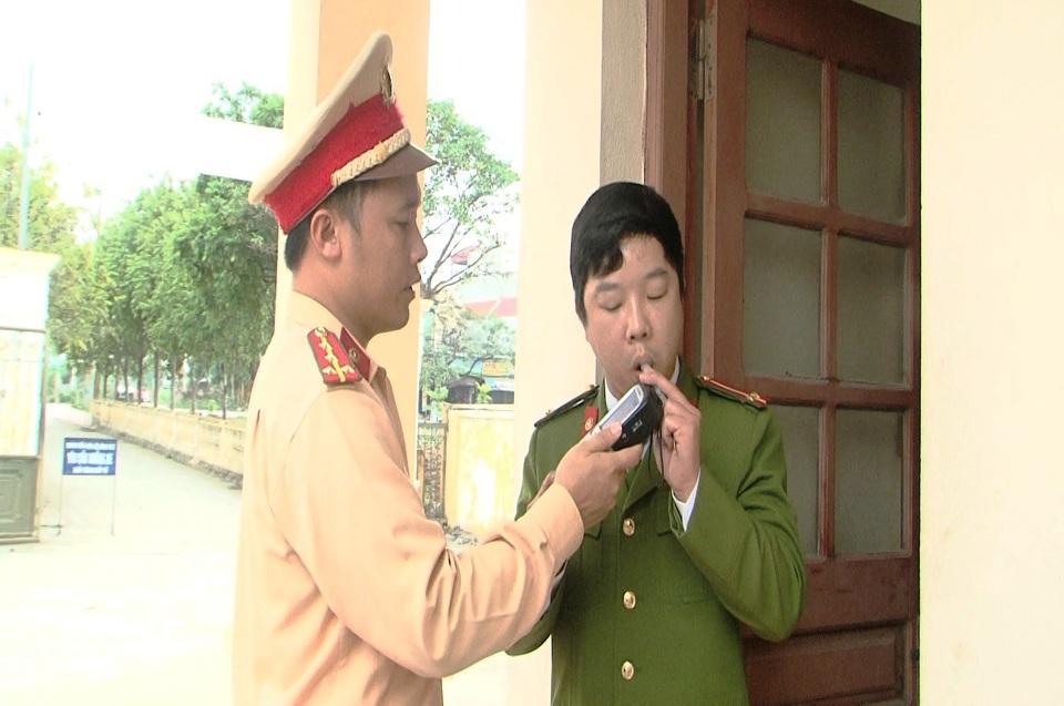 Đoàn kiểm tra nồng độ cồn đặc biệt của Công an Ninh Bình - 4 Đoàn kiểm tra nồng độ cồn đặc biệt của Công an Ninh Bình - 4