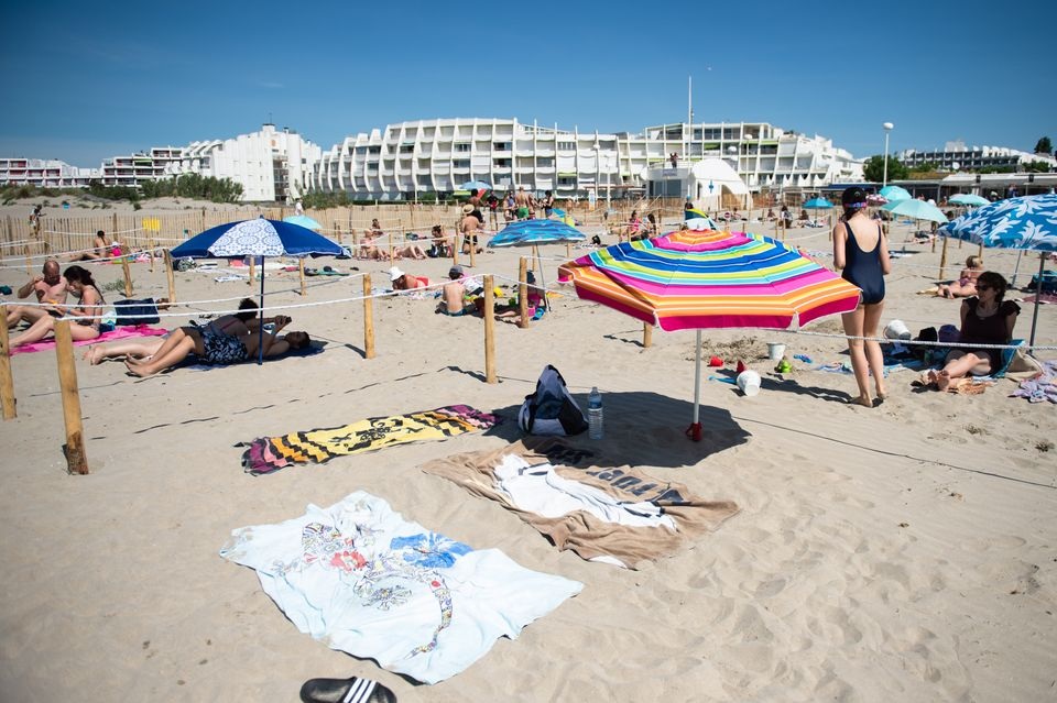 Bi hài chuyện tắm biển nhưng vẫn phải căng dây giữ khoảng cách an toàn - 3 Bi hài chuyện tắm biển nhưng vẫn phải căng dây giữ khoảng cách an toàn - 3