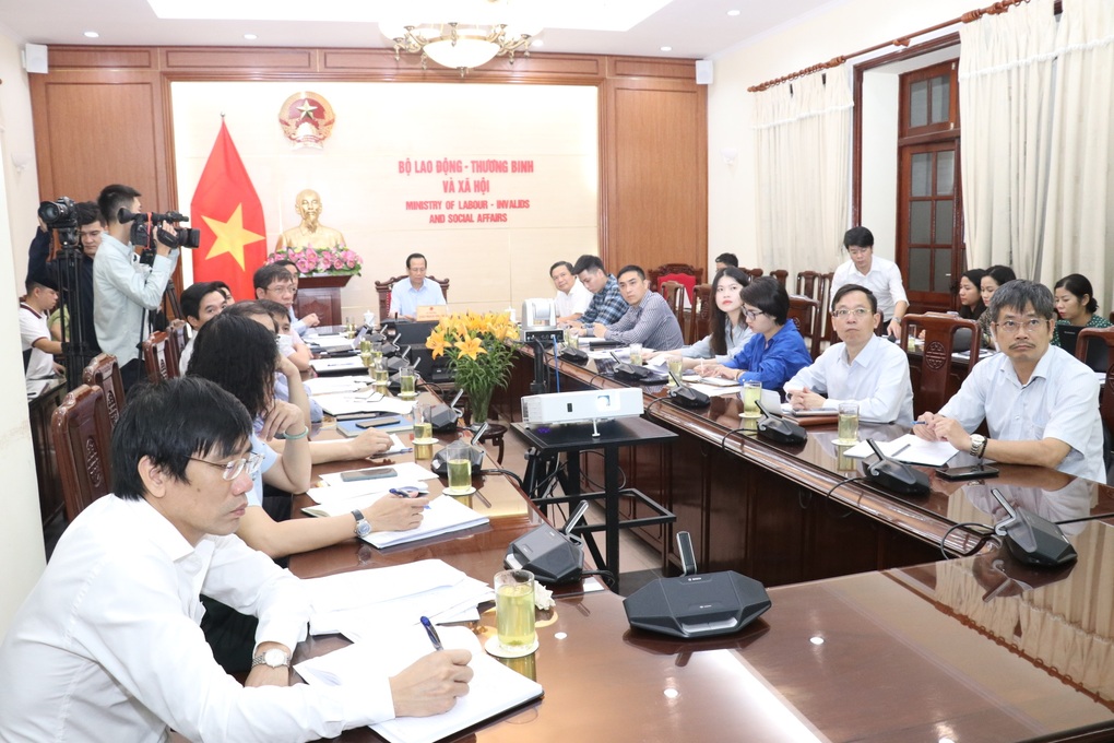 Giám đốc Sở cam kết từ chức nếu tiền hỗ trợ không chi đủ trong... 1 ngày - 1 Giám đốc Sở cam kết từ chức nếu tiền hỗ trợ không chi đủ trong... 1 ngày - 1