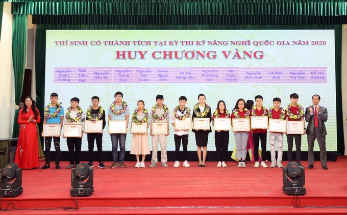 Hà Nội tôn vinh, trao giải cho nhà giáo dục nghề nghiệp tiêu biểu - Ảnh 2. Hà Nội tôn vinh, trao giải cho nhà giáo dục nghề nghiệp tiêu biểu - Ảnh 2.