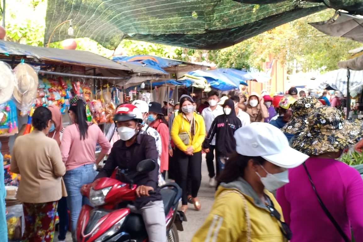 Hàng ngàn người đi vía Bà ngày rằm tháng Giêng ở xứ Công tử Bạc Liêu - 4 Hàng ngàn người đi vía Bà ngày rằm tháng Giêng ở xứ Công tử Bạc Liêu - 4