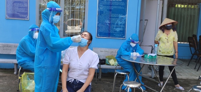 Lực lượng y tế lấy mẫy xét nghiệm Covid-19 cho cán bộ, nhân viên và các đối tượng tại Trung tâm Bảo trợ và Công tác xã hội Bình Dương.