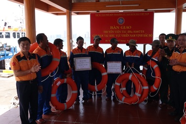 Vượt sóng giữa đêm, cứu 7 ngư dân kiệt quệ sau 5 ngày trôi dạt trên biển