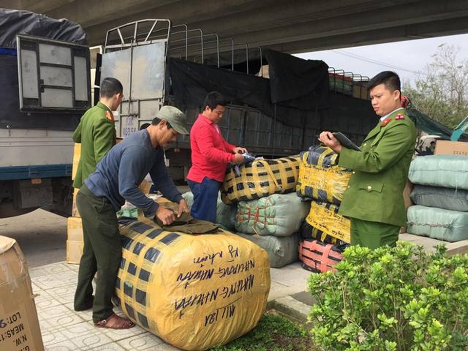 Bắt xe tải chở số lượng lớn hàng nhập lậu, hàng giả - 1 Bắt xe tải chở số lượng lớn hàng nhập lậu, hàng giả - 1