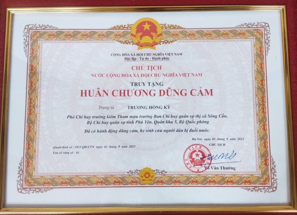 Truy tặng Huân chương Dũng cảm cho Trung tá hy sinh tại biển Phú Yên - 1 Truy tặng Huân chương Dũng cảm cho Trung tá hy sinh tại biển Phú Yên - 1