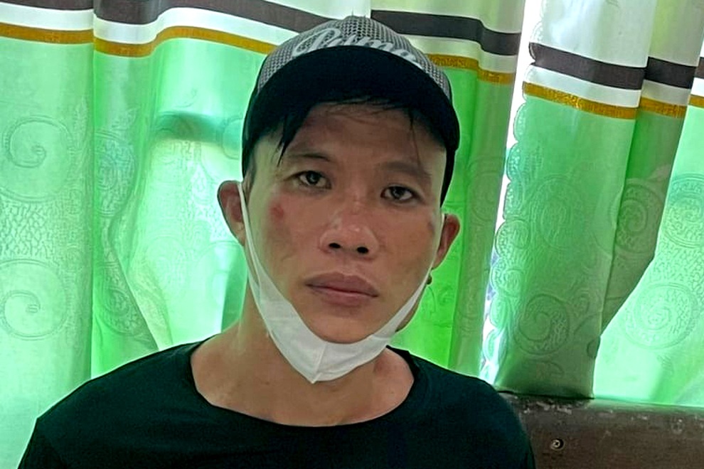Vụ cầm súng cố thủ: Khống chế người thân ép chở đi trốn, dọa đốt nhà dân - 1 Vụ cầm súng cố thủ: Khống chế người thân ép chở đi trốn, dọa đốt nhà dân - 1