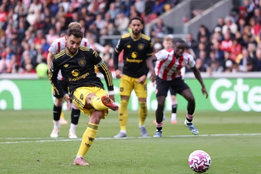 Fernandes đá hỏng phạt đền, Man Utd nhận trái đắng trước Brentford