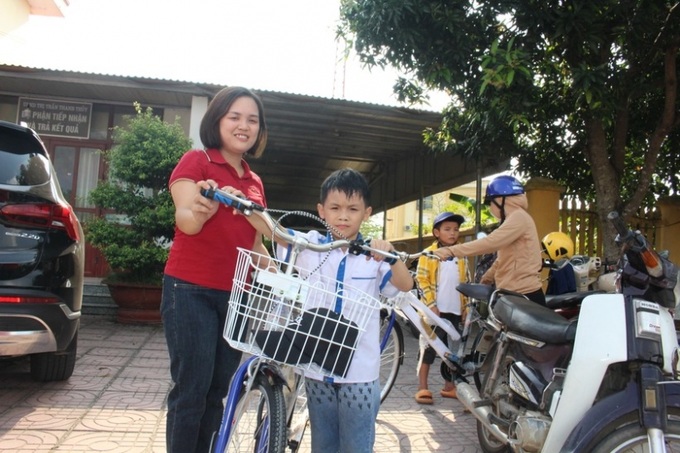 Nguyễn Tuấn Ngọc cùng mẹ trong niềm vui nhận xe đạp mới.