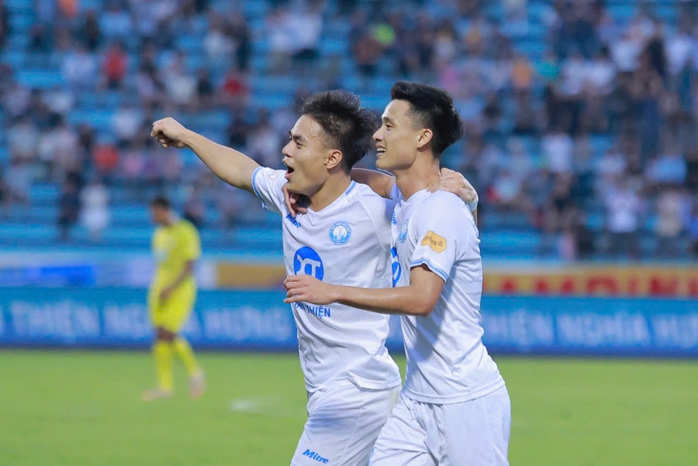 Lý Công Hoàng Anh tỏa sáng, CLB Nam Định xây chắc ngôi đầu bảng V-League - 2 Lý Công Hoàng Anh tỏa sáng, CLB Nam Định xây chắc ngôi đầu bảng V-League - 2
