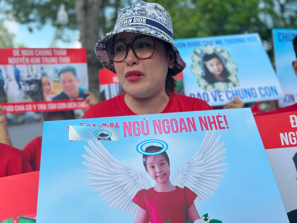 Mẹ đơn thân 3 con khóc nấc không tin người cha để con gái bị đánh, lột trần - 2 Mẹ đơn thân 3 con khóc nấc không tin người cha để con gái bị đánh, lột trần - 2
