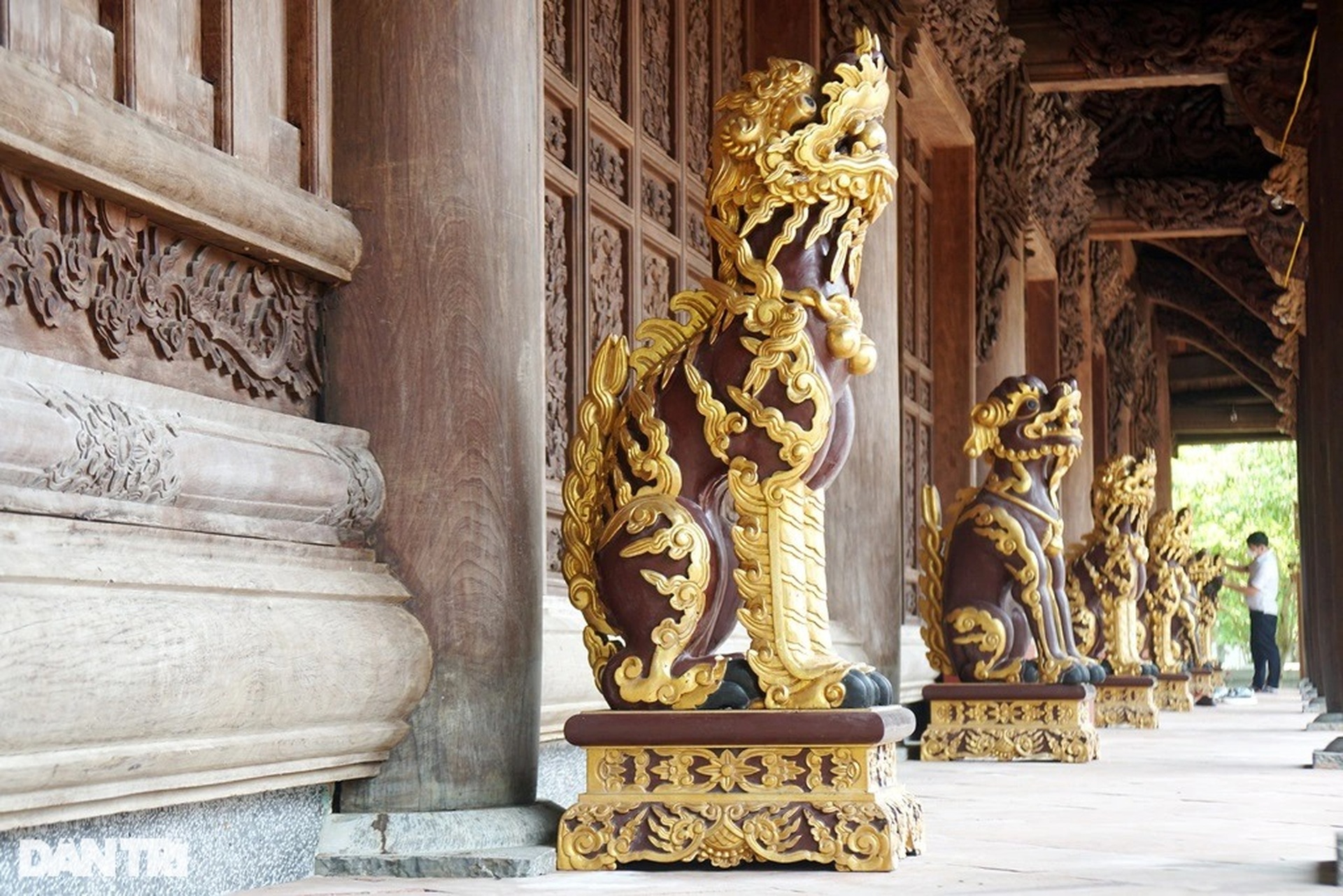 Cận cảnh đồ thờ, long sàng, ngai vua dát vàng ở Chính điện Lam Kinh - 16 Cận cảnh đồ thờ, long sàng, ngai vua dát vàng ở Chính điện Lam Kinh - 16