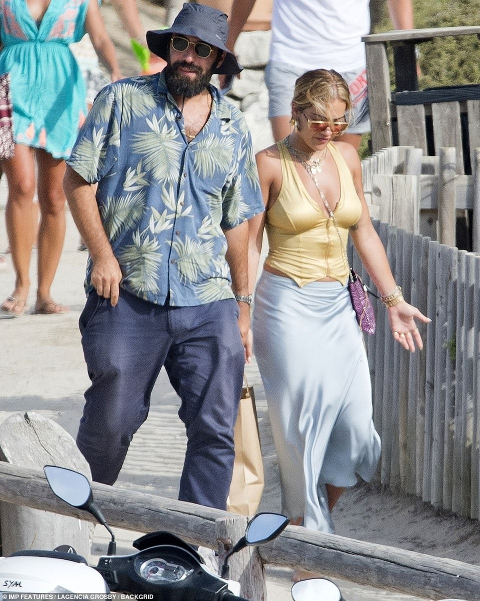 Rita Ora tái xuất sau scandal tổ chức tiệc giữa dịch Covid - 8 Rita Ora tái xuất sau scandal tổ chức tiệc giữa dịch Covid - 8