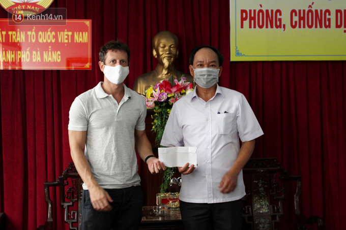 Người nước ngoài tặng nhu yếu phẩm, khẩu trang tiếp sức Đà Nẵng chống Covid-19: Chúng tôi muốn trả ơn thành phố này - Ảnh 5. Người nước ngoài tặng nhu yếu phẩm, khẩu trang tiếp sức Đà Nẵng chống Covid-19: Chúng tôi muốn trả ơn thành phố này - Ảnh 5.