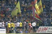 Cổ động viên Nam Định ăn mừng vé dự trận play-off ở sân Cần Thơ