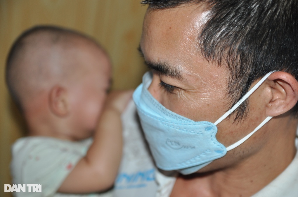 Người đàn ông dân tộc Thái khóc nức nở xin cứu con 1 tuổi ung thư võng mạc - 4 Người đàn ông dân tộc Thái khóc nức nở xin cứu con 1 tuổi ung thư võng mạc - 4