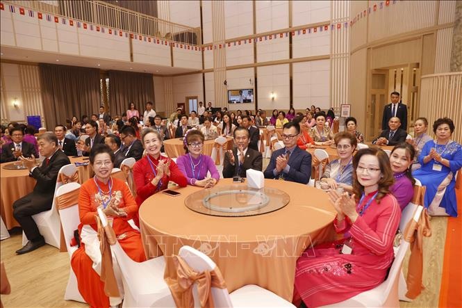 Chủ tịch Quốc hội Vương Đình Huệ gặp gỡ cộng đồng người Việt Nam tại Thái Lan - 3