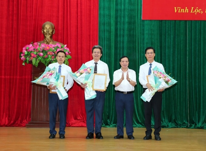 Phó Bí thư Thường trực Tỉnh ủy Lại Thế Nguyên trao Quyết định và tặng hoa chúc mừng các cá nhân được điều động, bổ nhiệm và phân công nhiệm vụ.