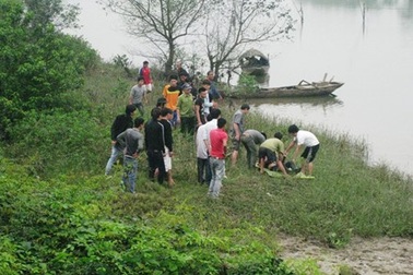 Nhảy sông trốn công an bắt bạc, chết đuối tay vẫn cầm nắm tiền