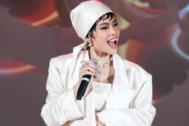 Hồ Ngọc Hà xuất hiện với phong cách khác lạ, nổi bật giữa dàn hoa hậu