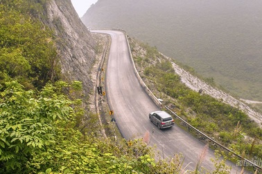 Cách nào để không rơi xuống vực khi đánh lái qua đèo?