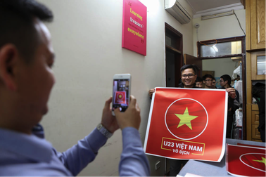 Xưởng in phát miễn phí hình dán cổ vũ U23 Việt Nam