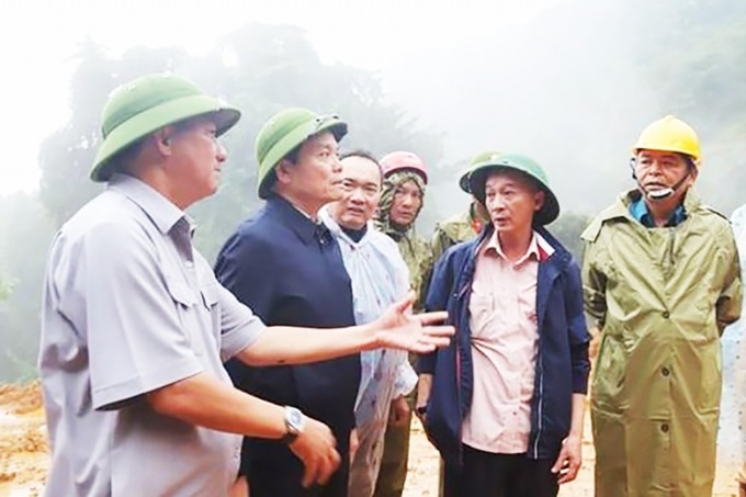 Phó Thủ tướng Trần Lưu Quang tại hiện trường vụ sạt lỡ