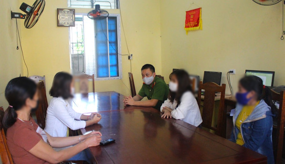 Giải cứu 2 thiếu nữ bị nhốt trong quán karaoke bắt phục vụ khách - 1 Giải cứu 2 thiếu nữ bị nhốt trong quán karaoke bắt phục vụ khách - 1