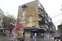 Hàng trăm hộ dân ở Hải Phòng đi tránh bão không được quay về chung cư cũ