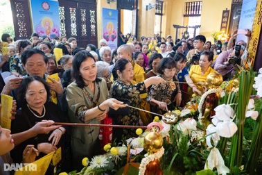 Đông đảo phật tử, người dân đổ về chùa Quán Sứ dự Đại lễ Phật đản