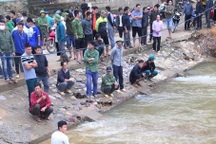 Tập đi xe đạp bị ngã xuống cống ngầm, học sinh 11 tuổi mất tích