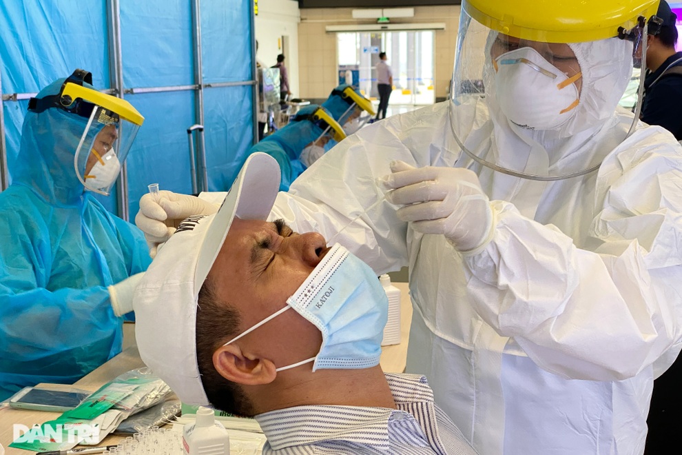 Khách bay từ TPHCM đến Hà Nội phải test nhanh Covid-19 ngay khi hạ cánh - 8 Khách bay từ TPHCM đến Hà Nội phải test nhanh Covid-19 ngay khi hạ cánh - 8