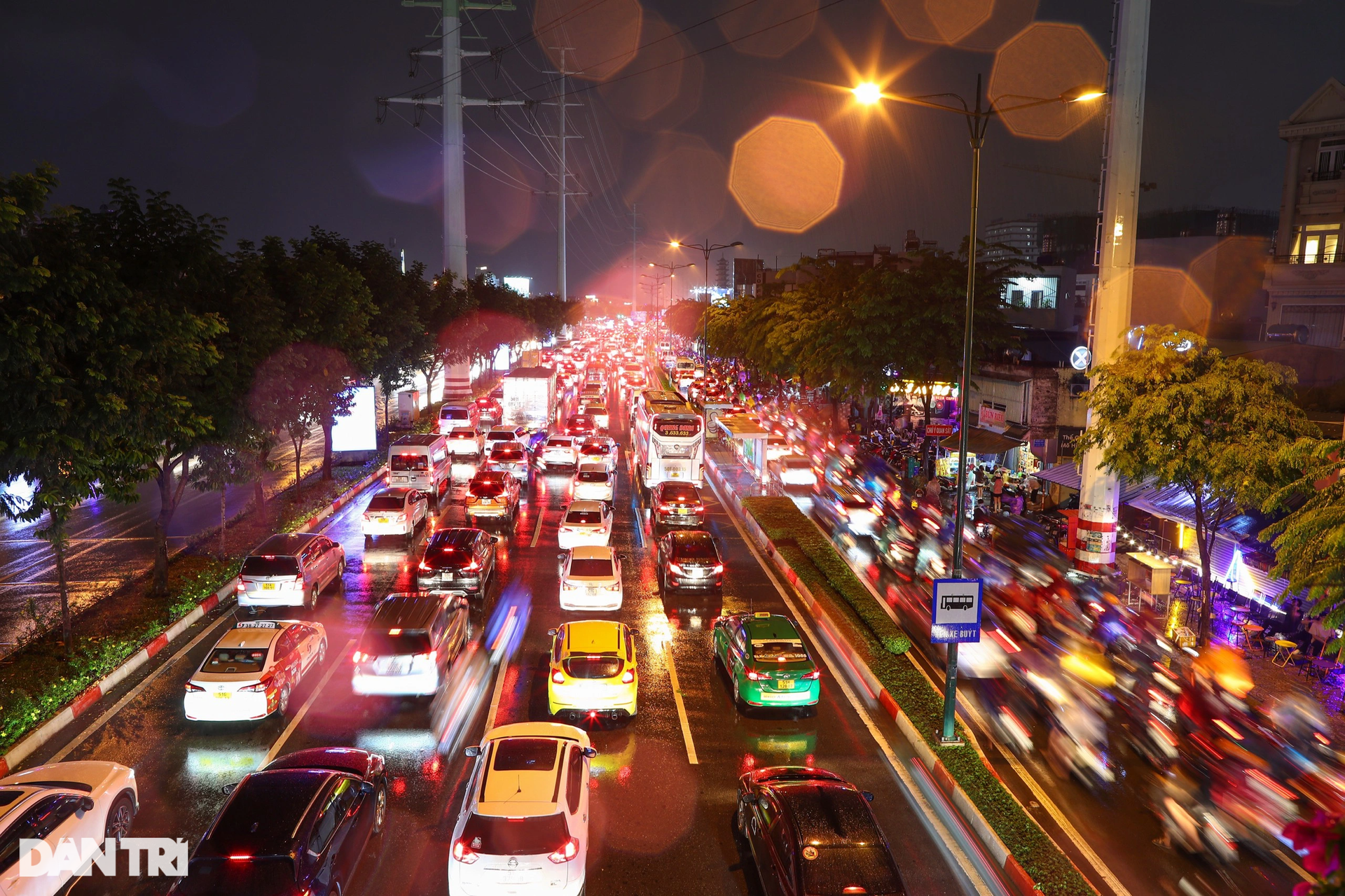 Dòng người dài 2km dầm mưa, len lỏi trong ùn tắc rời TPHCM về quê nghỉ lễ - 5 Dòng người dài 2km dầm mưa, len lỏi trong ùn tắc rời TPHCM về quê nghỉ lễ - 5