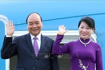 Chủ tịch nước lên đường thăm hữu nghị chính thức Lào