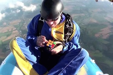 Ngồi thuyền, xoay rubic giữa trời