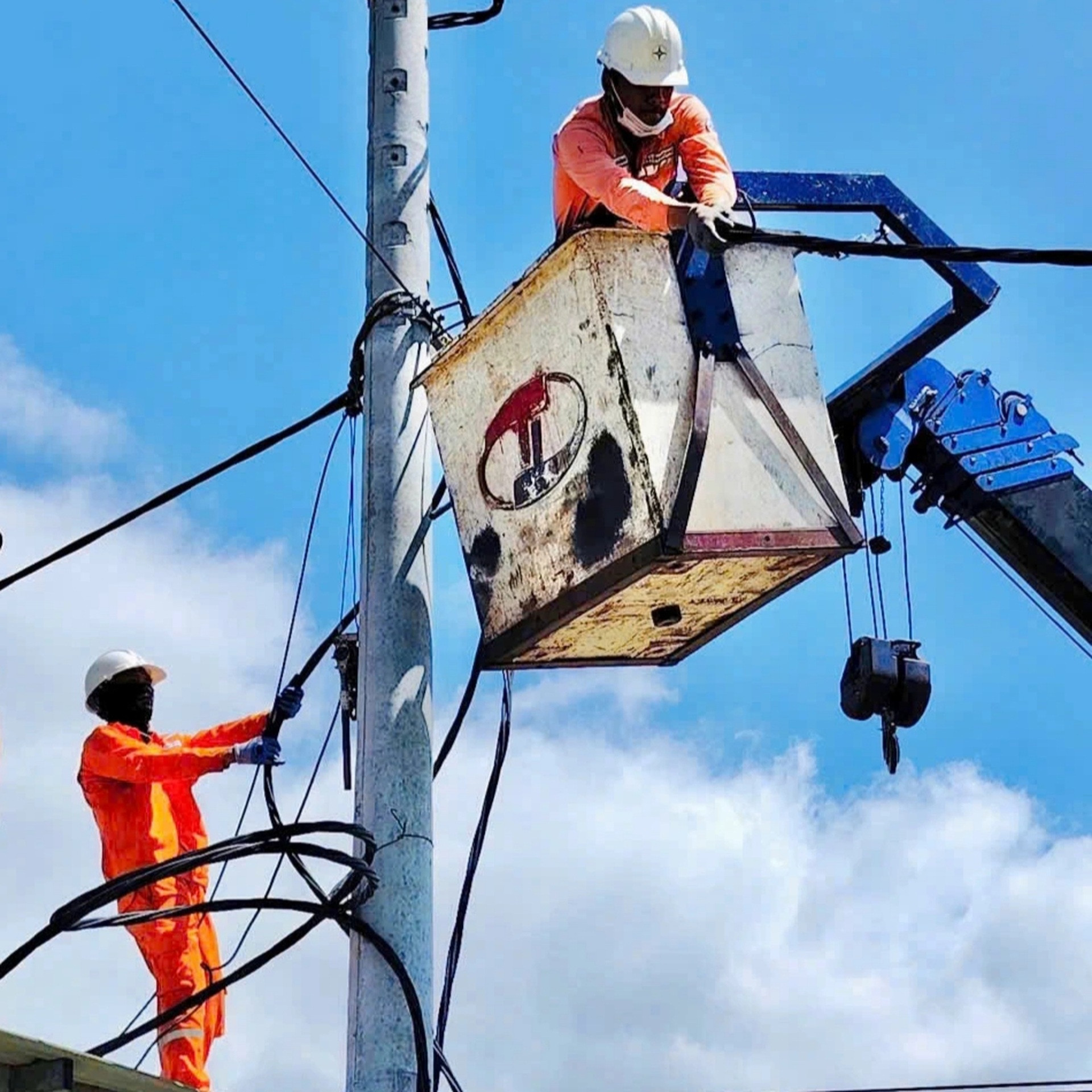 Những người nhện áo cam làm việc ngày đêm dọc miền Trung mùa mưa bão - 4