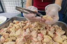 Quán phao câu gà ế ẩm bỗng đắt khách nhờ buổi phát sóng kỳ lạ lúc nửa đêm