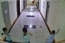Bé trai ném dép trúng vòi nước chữa cháy làm 2 thang máy chung cư tê liệt