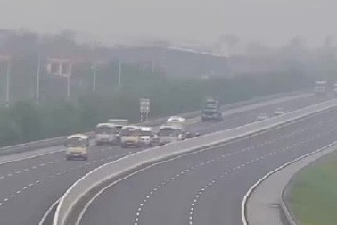 Truy phạt 3 xe khách dàn hàng trên cao tốc Hà Nội - Hải Phòng