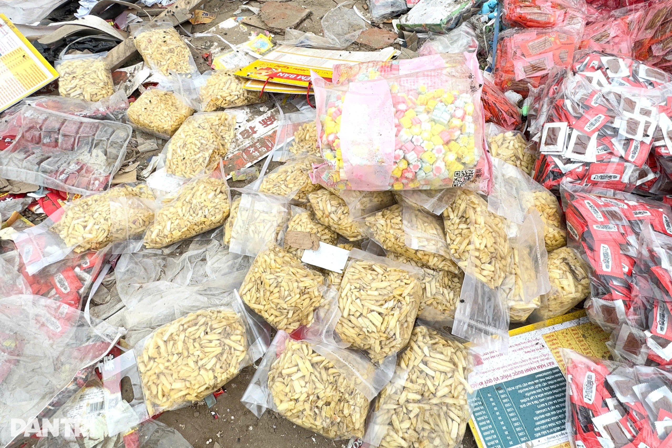 Etter Tet hoper godterier seg opp på søppelfyllinger i produksjonshovedstaden La Phu - 2 Sau Tết bánh kẹo chất đống ngoài bãi rác tại thủ phủ sản xuất La Phù - 2
