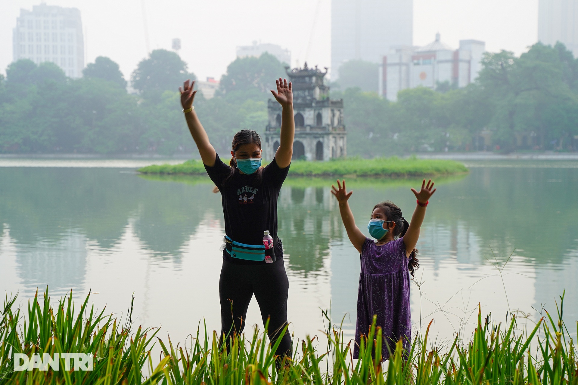 Sau nới lỏng, người dân Hà Nội đổ ra đường tập thể dục từ tờ mờ sáng - 9 Sau nới lỏng, người dân Hà Nội đổ ra đường tập thể dục từ tờ mờ sáng - 9