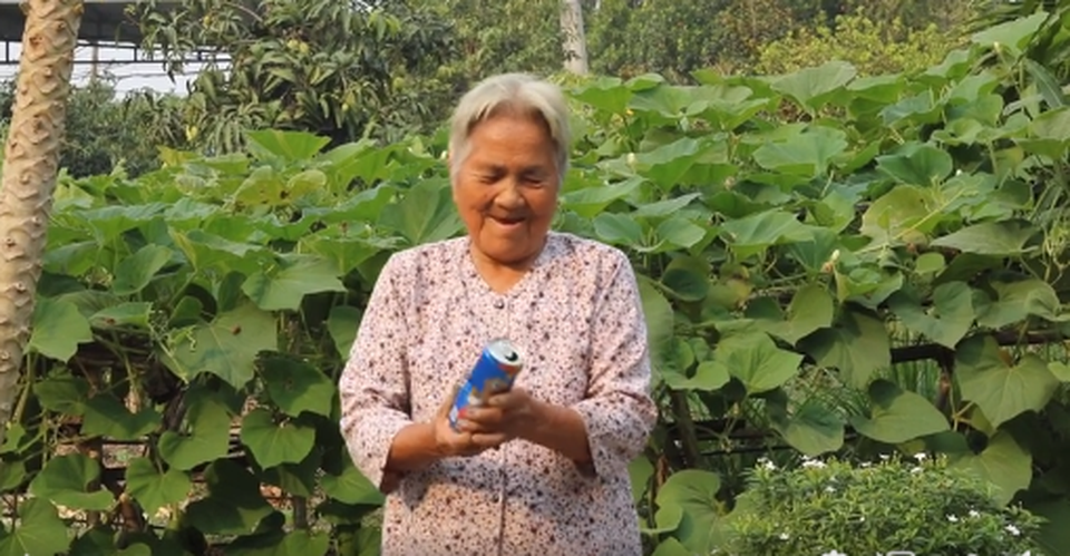 Lộ diện 3 video ấn tượng chinh phục thử thách Chuyền lon nhôm - 5 Lộ diện 3 video ấn tượng chinh phục thử thách Chuyền lon nhôm - 5