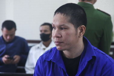 Đem dụng cụ đa năng đến khoe, bất ngờ bật dao đâm chết bạn