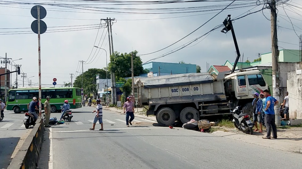 Xe ben tông 2 xe máy, lao vào nhà dân ở Sài Gòn - 1 Xe ben tông 2 xe máy, lao vào nhà dân ở Sài Gòn - 1