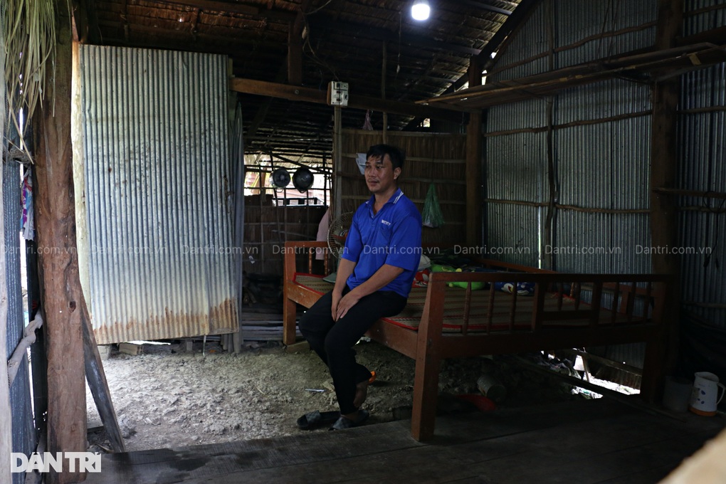 Nhà cháy rụi, vợ bỏ đi, người đàn ông nuôi con trong căn chòi tạm - 3 Nhà cháy rụi, vợ bỏ đi, người đàn ông nuôi con trong căn chòi tạm - 3