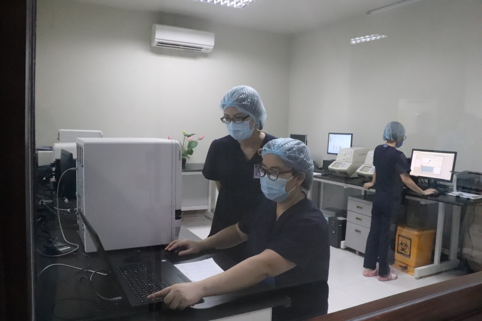 Bật móng, chảy máu tay, làm việc 24/7 chạy đua với 10.000 mẫu xét nghiệm - 4 Bật móng, chảy máu tay, làm việc 24/7 chạy đua với 10.000 mẫu xét nghiệm - 4