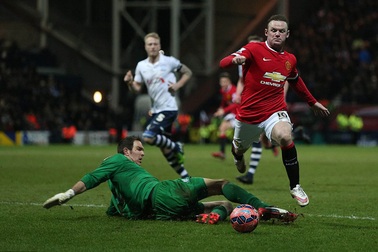 Trở lại đá tiền đạo, Rooney ăn vạ kiếm phạt đền