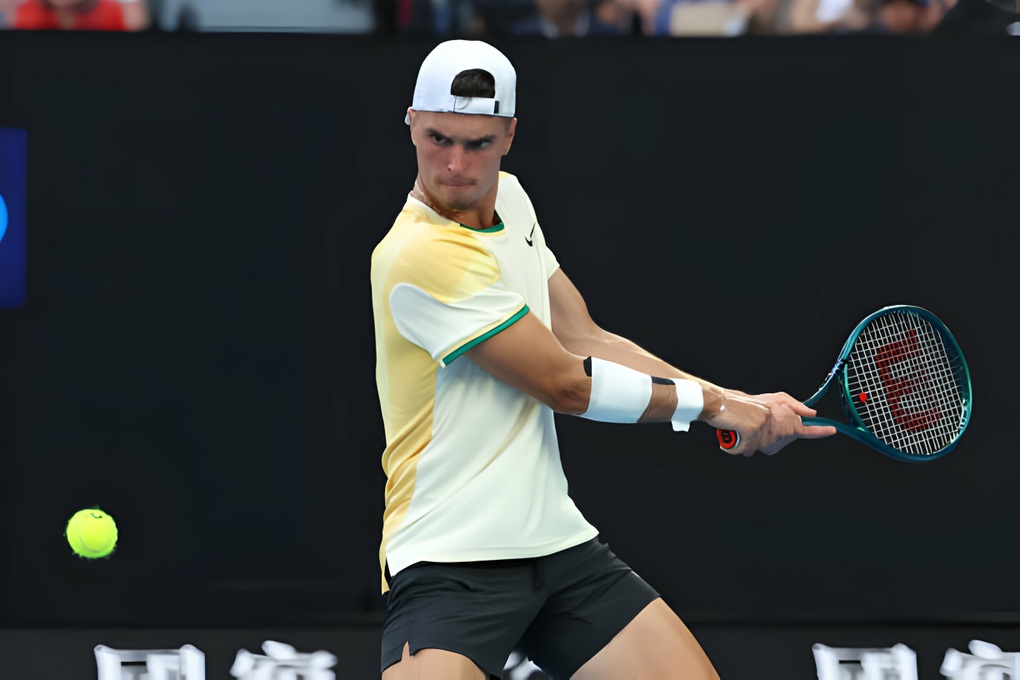 Djokovic vất vả vượt qua tay vợt trẻ tới từ vòng loại - 2 Djokovic vất vả vượt qua tay vợt trẻ tới từ vòng loại - 2